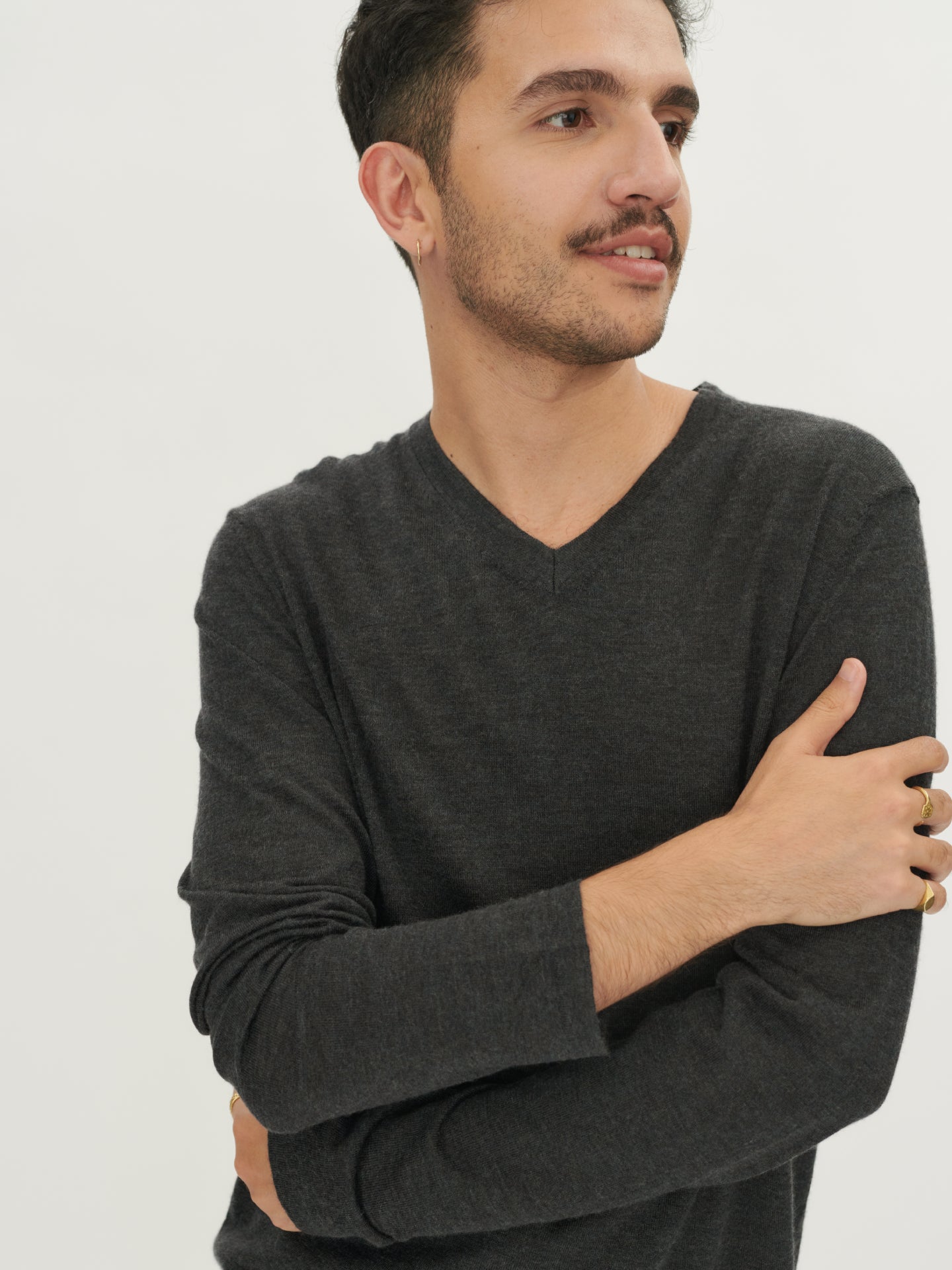 Herren Pullover mit V-Ausschnitt aus Seide und Kaschmir Holzkohle - Gobi Cashmere