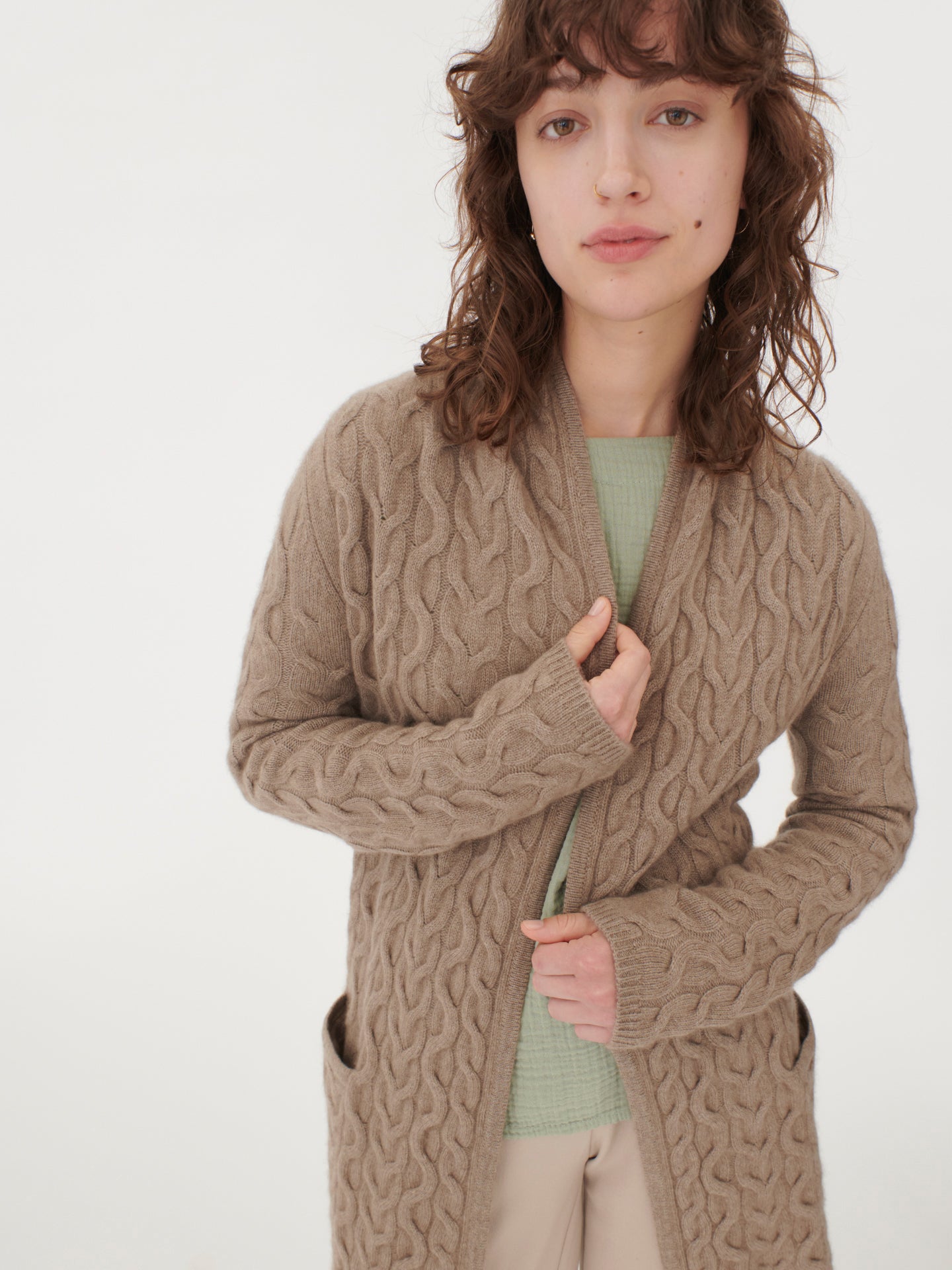Damen Kaschmir Strickjacke Mit Zopfmuster Taupe - Gobi Cashmere